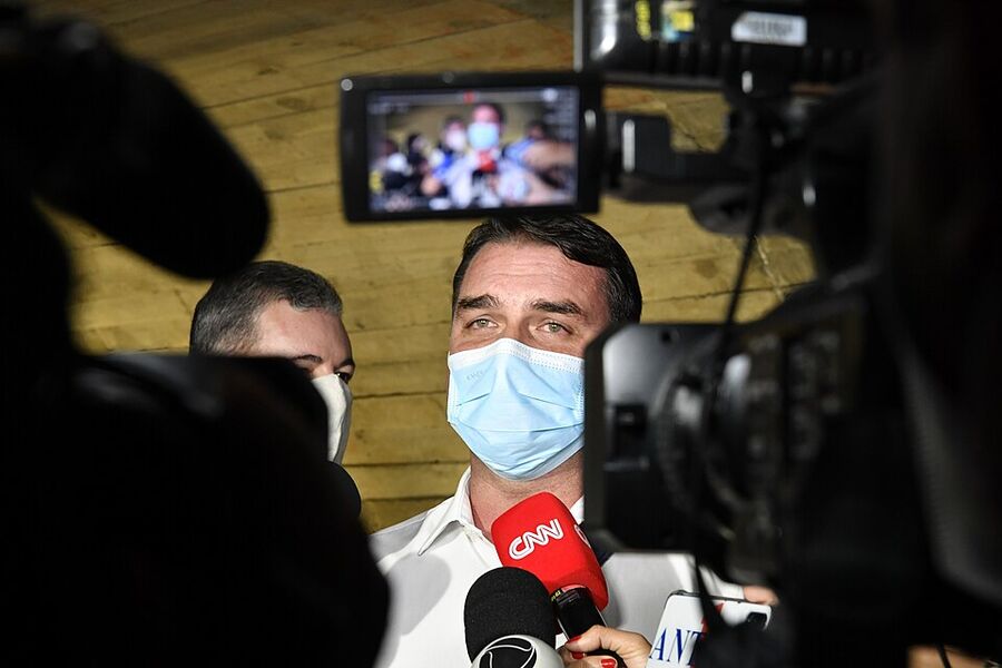 Flávio dá entrevista durante sessão da CPI da Pandemia no Senado (12 mai 2021)