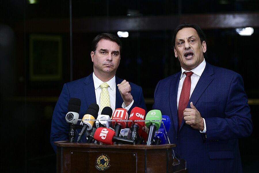 Flávio e o advogado Frederick Wassef em coletiva no Senado após a decisão da 2ª Turma do STF (30 nov 2021)