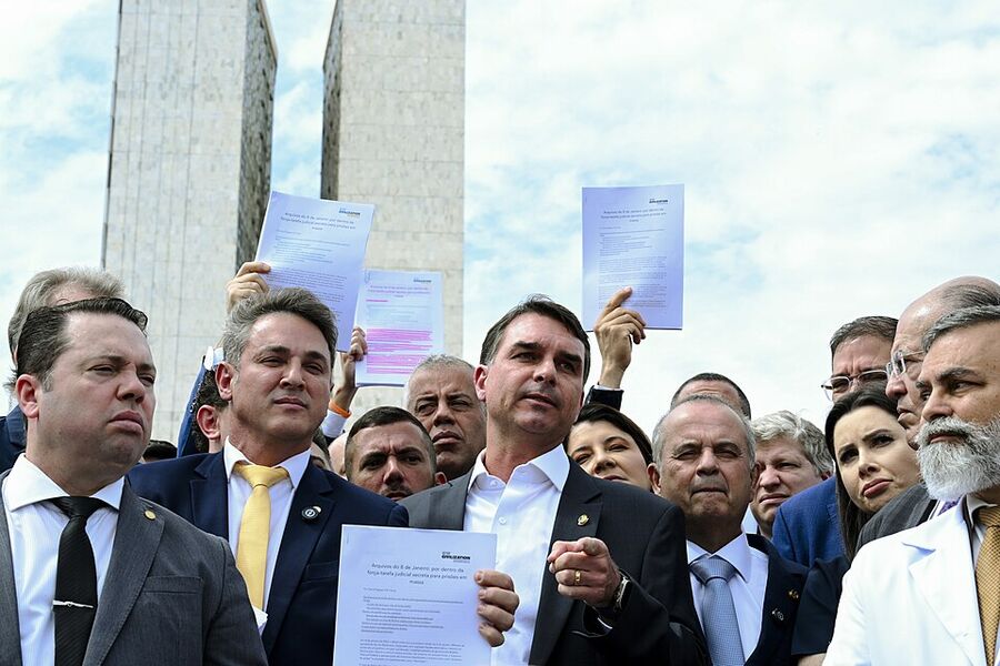 Flávio fala em coletiva da oposição contra a prisão domiciliar de Jair Bolsonaro (5 ago 2025)